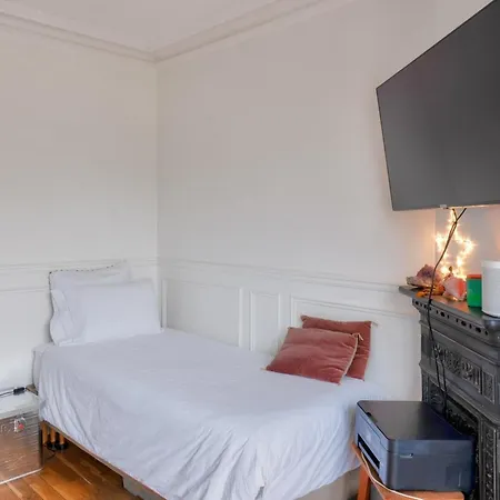 Cosy With Balcony In 15th *