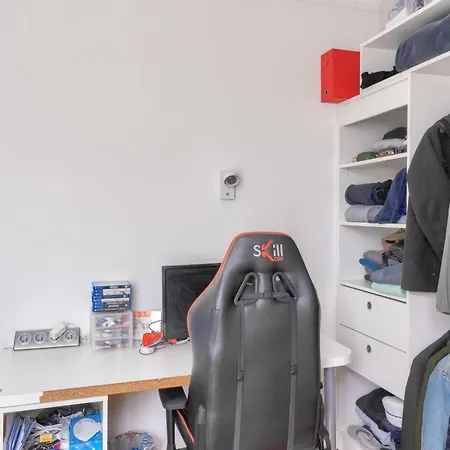 Cosy With Balcony In 15th 아파트 *